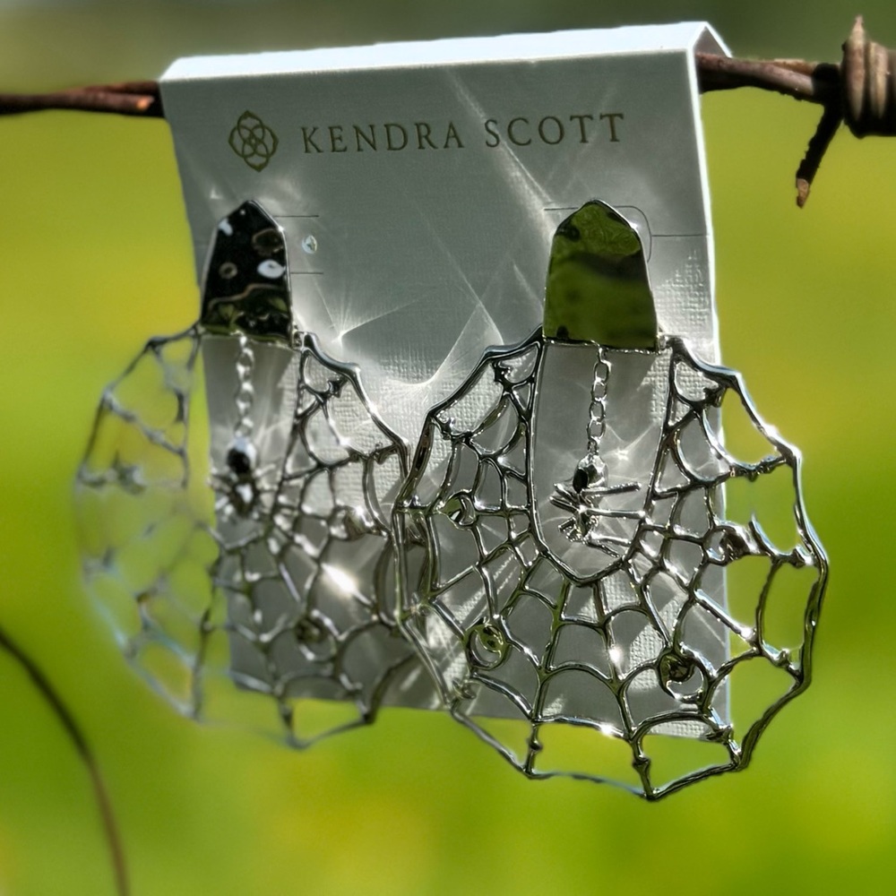 NWOT Kendra Scott Spiderweb Silver Statement Earrings in Black Crystal - Picture 3 of 5